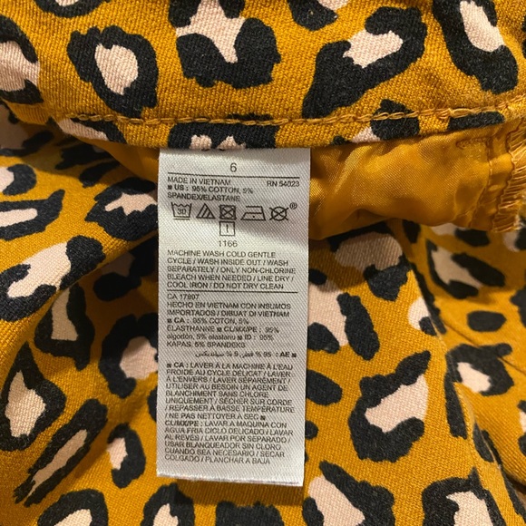 Old Navy Black, White and Pink Cheetah Pixie Pants. Size 6 - Picture 3 of 3